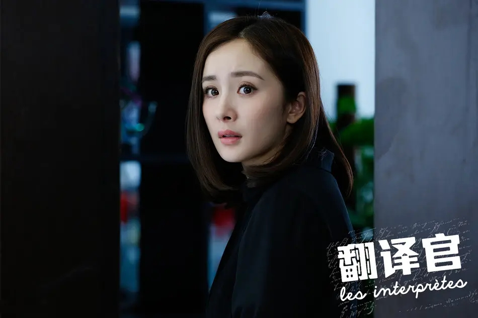 在《親愛的翻譯官》中被質疑發音而感慨“語言真的沒有捷徑可走”的楊冪，如今憑著一條解約文案翻紅