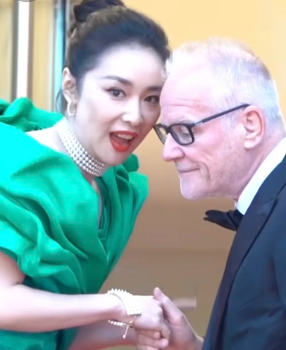 “大嫂”高葉亮相戛納紅毯和戛納主席全程英文熱聊，學一門外語太重要了，但實在不會外語怎么辦